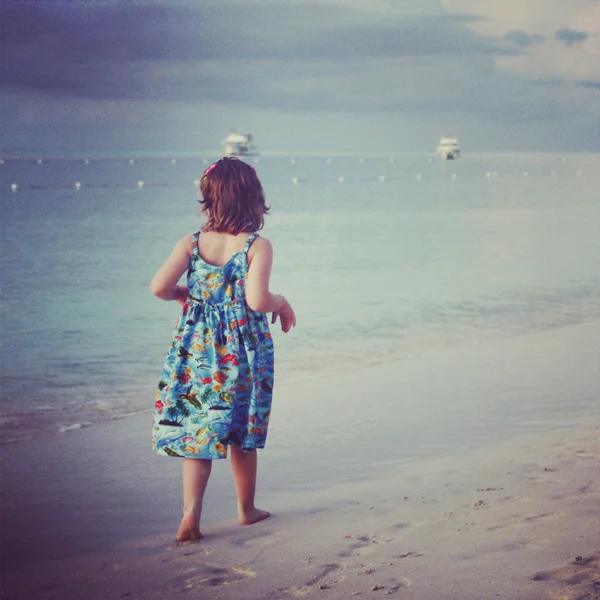 Instagram de chica joven caminando por la playa tropical —  Fotos de Stock