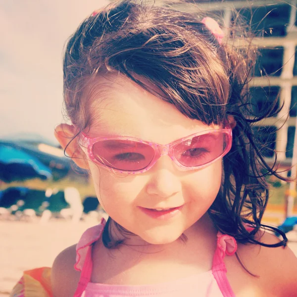 ビーチで小さな女の子の甘い instagram のクローズ アップ — ストック写真