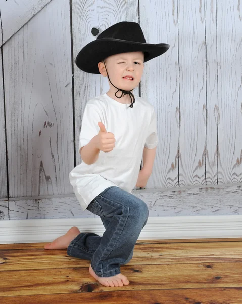 Doce jovem cowboy sendo brincalhão — Fotografia de Stock