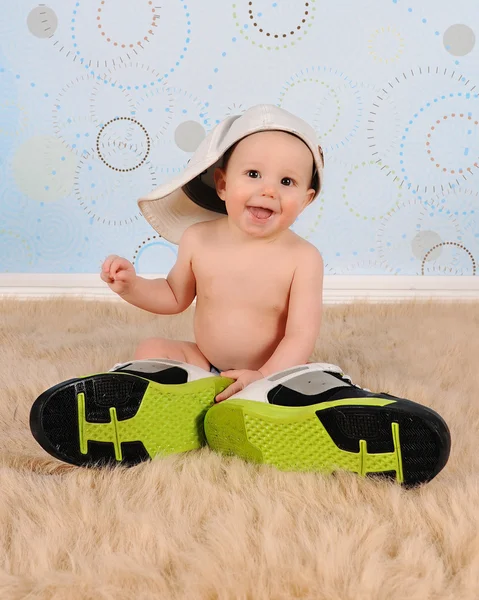 Dolce bambino ragazzo indossa il cappello di suo papà e scarpe da ginnastica — Foto Stock