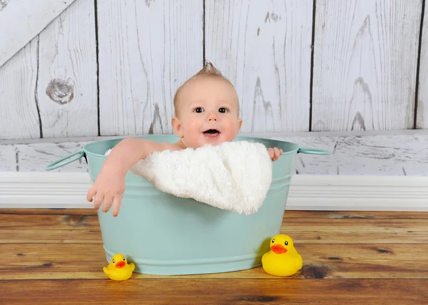 tatlı bebek çocuk leğen içinde oynarken