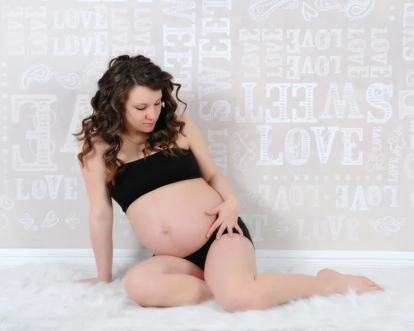 Yavaşça hamile karnı hayran güzel pregant kadın — Stok fotoğraf