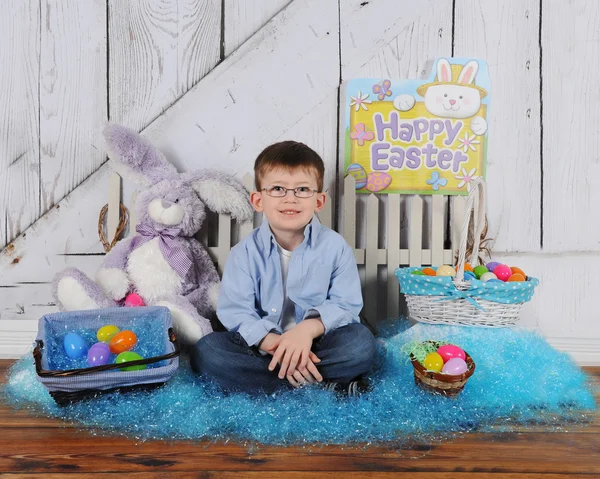 Knappe jongen zitten in Pasen scène — Stockfoto