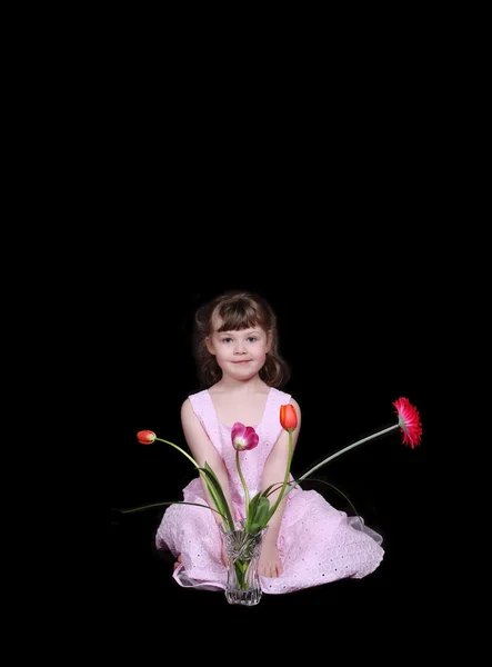 Doce jovem no vestido com tulipas isoladas em preto — Fotografia de Stock