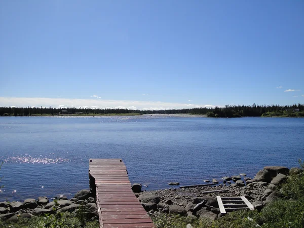 Malerische Hütte Blick auf das Wasser mit Deck — Stockfoto