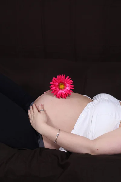 Hamile kadının karnında çiçek ile izole stok fotoğraf