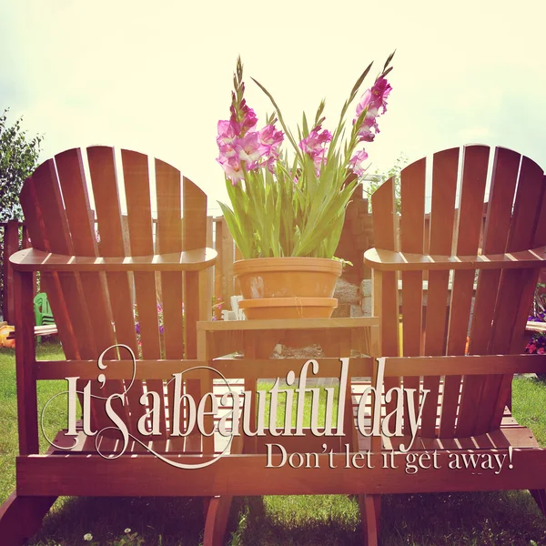 Інстаграм палубних стільців на сонячному світлі з цитатою — стокове фото