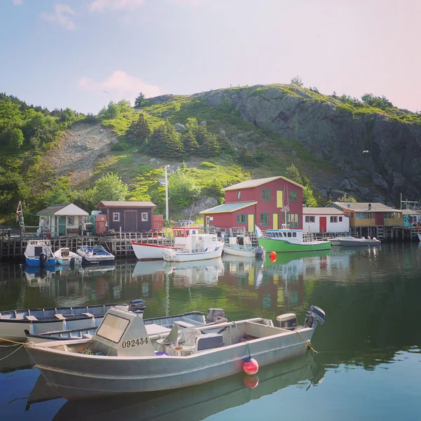 Friedliche Szene eines Fischerdorfes im Sommer — Stockfoto