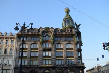 Saint Petersburg büyük bir kilise, ilginç bir mimari ve küçük avludur.