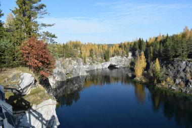 Ruskeala Parkı 'nın doğal kaynaklarını yukarıdan izle
