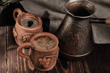 Kahve fincanları ve kahve. Klasik el yapımı sofra takımı. Geleneksel kahve yapma