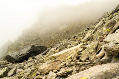 Monte Avaro, Cusio, Bergamo, İtalya 'da manzara. Sisli bir sonbahar gününde Rocky yamacı