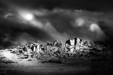 Siyah beyaz Rocky Dağı manzarası. Kar ve fırtınalı gökyüzü ile kış manzarası. Yüksek kontrastlı. Nevegal, Belluno, İtalya