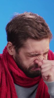 Canlı kırmızı eşarplı düşünceli bir adam, dinamik ve çağrışımcı bir ortamda çeşitli duygular gösteriyor.