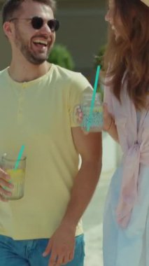 Bu yaz plajda arkadaşlarınız ve ailenizle keyifli anılar yaşarken ferahlatıcı içkilerin tadını çıkarın.