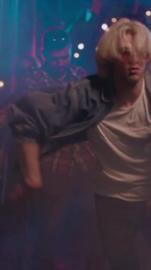 Arkadaşlarla, dansla ve heyecanla dolu canlı bir gece kulübü atmosferinin enerjisini hisset.