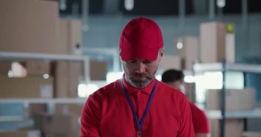 İş adamları. Postane posta dağıtım deposunda kamera karşısında gülümseyen beyaz yetişkin portresi..