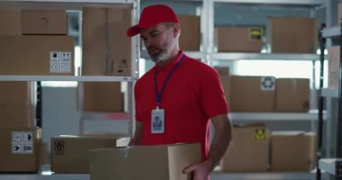 Takım halinde kırmızı üniformalı beyaz sakallı işçiler kutuları taşıyorlar, paketleri ayırıyorlar ve kimlik belgelerini tarayıp işbirliği yapıyorlar. Postane.