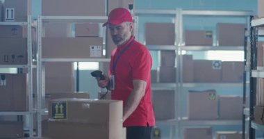 Postane. Teslimat Servisi. Kırmızı Üniformalı İki Profesyonel Sakallı Erkek Müfettişlik Teslimat Kutusu. Meslek Konsepti.