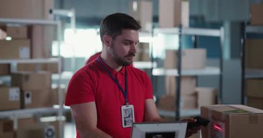 Profesyonel Kırmızı Üniformalı gülümseyen beyaz erkek işçi Kooperatif Servis Depolama Odası Postanesinde çalışıyor. Portreler. İstihdam.