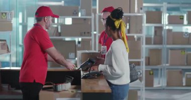 Çekici Genç Neşeli Afro-Amerikan Sıradan Kadın Paketi Almak İçin Postaneyi Ziyaret Ediyor. Kafkas İşçi ve Yönetici Bayan Müşteri Hizmetleri 'nin Kibar Çifti.