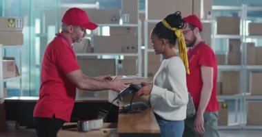 Genç, neşeli, Afrikalı, sıradan bir kadın posta kutusunu postaneden alıyor. Kibar personel. Meslek insanları. İletişim. İstihdam.