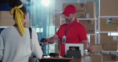 Uygun hizmetler. Genç siyahi kadın kibar personeli ziyaret ediyor posta müdürüyle konuşuyor sipariş için teşekkür eden bir karton kutu teslim alıyor..