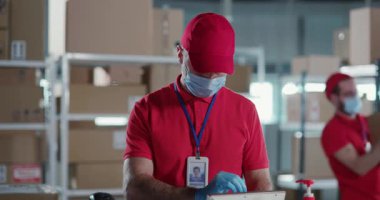 Solunum Mavisi Maskeli Geçiş Kollu Orta yaşlı beyaz adam portresi Postanede çalışırken kameraya başarıyla poz verdi.