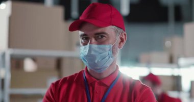 Kızıl Posta Üniformalı Kafkas Olgun İşçi Portresi Salgın Koronavirüs Karantinasında Solunum Maskesi Takan Kameraya Gülümseyen.