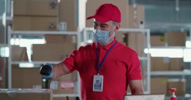 Kafkasyalı Depo İşçisi Posta Ofisi Personel Teslimat Müdürü Gülümseyen ve Kameraya Poz Veren 'in kapalı portresi. Postane. Karantina.