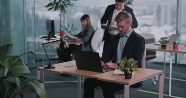 Haber ve yaratıcı tasarım programlama geliştirme fikirlerini tartışan çok ırklı iki iş adamı ortak çalışma alanı ofis içlerinde birlikte çalışıyorlar..