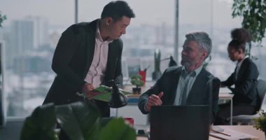 Çinli Yetişkin İş Adamları İş Arkadaşlarıyla Birlikte Çalışma Alanında Yaratıcı Fikir Tasarımı Geliştirme Koordinasyonunu Tartışıyor.