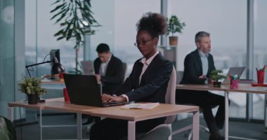 İçerideki Afro-Amerikan İş Dünyası Çekici Genç Kadın Profesyonel Yönetici Uzmanı Çalışma Ofisinde Dizüstü bilgisayar ve telefon kullanıyor.