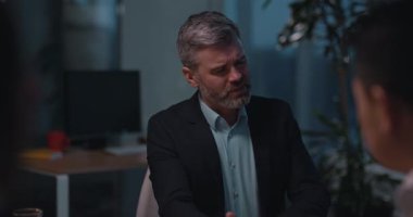 Çeşitli kurumsal gruplar yönetim kurulu ofisinde iş görüşlerini tartışıyor. Çok ırklı başarılı çalışma personeli konferans toplantısında.