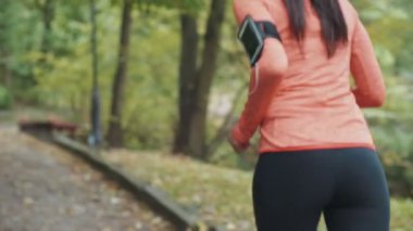 Parkta koşan genç mulatta kadın. Arkadan çerçevele. RED Epic Camera 'da Çekim.