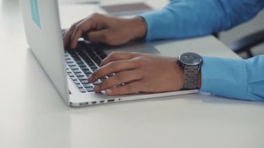 Bir erkeğin elinin yakın çekimi dizüstü bilgisayar kullanır. Eldeki saat. Klavyede parmak izleri var. RED Epic Camera 'da Çekim.