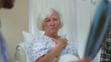 Endişeli, gri saçlı kadın hasta kötü bir teşhis koyuyor. Doktor randevusunda moralini bozuyor. Tıbbi konsept. Üzücü bir haber. Hastalık.