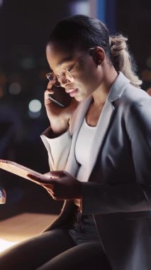 Kararlı bir iş kadını aynı anda önemli belgeleri incelerken bir iş görüşmesiyle meşgul olur.