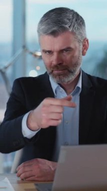 Zeki takım elbiseli kendine güvenen bir adam modern bir ofiste anlamlı profesyonel bir konuşma yapıyor.