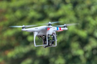 Quadcopter, quadrotor, yeşil bir arka plan üzerinde casus uçak.