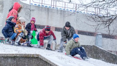 Kızakla sırasında şiddetli kar yağışı ve Rüzgar, eğlence var.