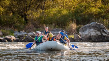 Ukrayna'da rafting. Eğlenceli, riskli, cesur eylem.