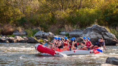 Ukrayna'da rafting. Eğlenceli, riskli, cesur eylem.