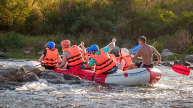 Ukrayna'da rafting. Eğlenceli, riskli, cesur eylem.