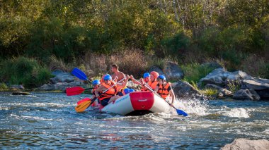 Ukrayna'da rafting. Eğlenceli, riskli, cesur eylem.