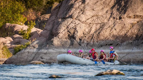 Rafting na Ucrânia. Ação divertida, arriscada, ousada . — Fotografia de Stock