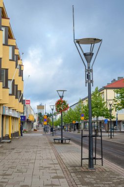 Varkaus, Finlandiya - 6 Eylül 2020: Varkaus, Kuzey Savo eyaletinde bir sanayi kentidir. Merkez alışveriş caddesi Kauppakatu. Çiçeklerle süslenmiş rahat, sessiz bir cadde.