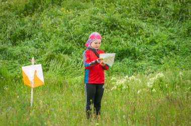 Aktovo Köyü, Ukrayna - 21 Mayıs 2021: Yön bulma yarışı. Geleneksel geleneksel oryantasyon oyunu Partizan Kıvılcım Kupası 2021. Oryantasyon parkurunda sporcular