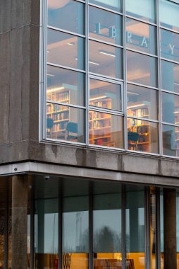 Oulu, Finlandiya - 12 Kasım 2025 Oulu Kütüphanesi. Sokağın manzarası. Pencereden raflarda bir sürü kitap görebilirsin. Oulu 2026 Avrupa Kültür Başkentidir..