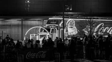 Coca-Cola reklam kampanyası. Kırmızı Noel Coca-Cola kamyonu. Yan tarafında Noel Baba 'nın elinde bir şişe Coca-Cola ile görüntüsü var. Oulu, Finlandiya - 2 Aralık 2025.
